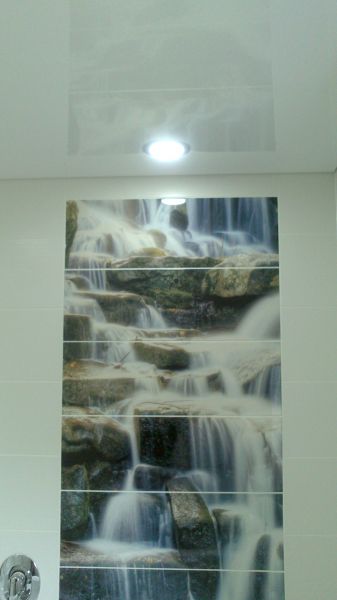 Wasserfall unter weier Lackdecke